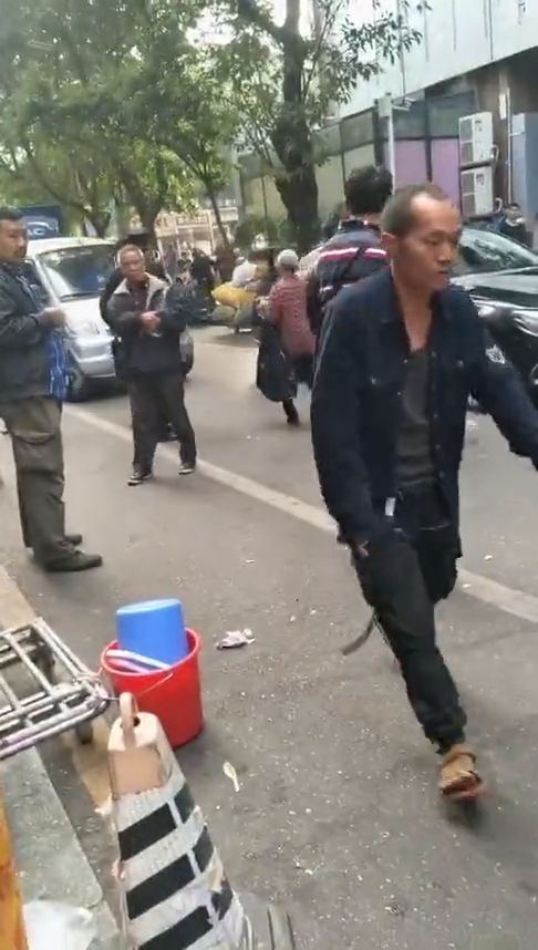 老人在街上捡废品图片真实，老年人捡废品