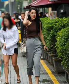 长发美女收废品视频，收废品的妹子