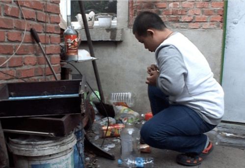 捡废品男孩想喝饮料怎么办呢，小伙捡废品