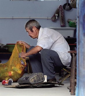 老人总是存废品怎么办，老人爱囤积旧物品